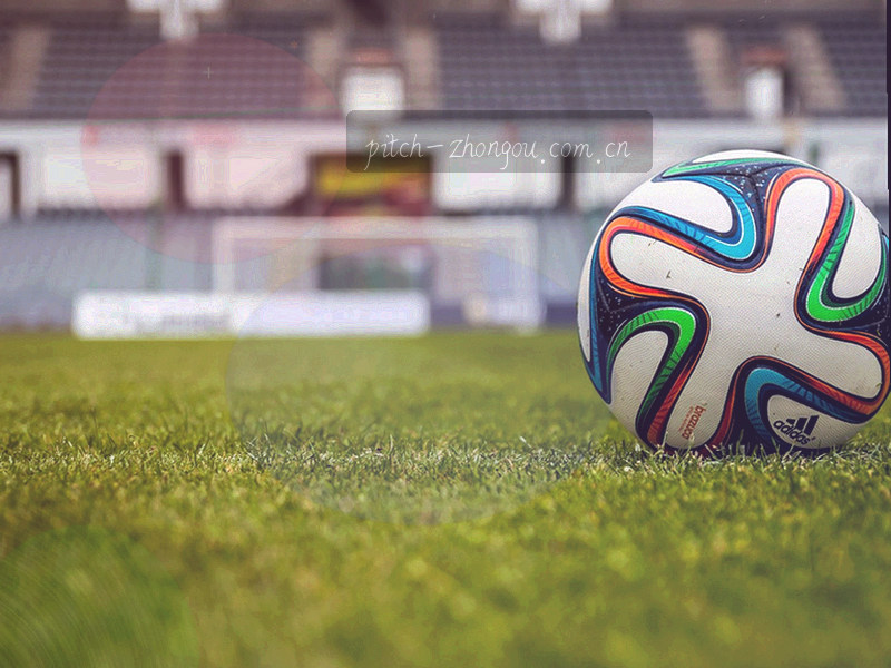 夜晚球场灯光，看台上的手机亮光